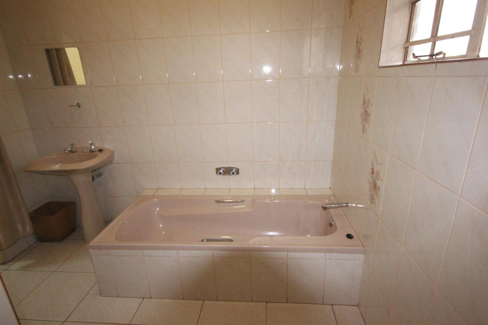 Ingwe Guesthouse Mbombela ภายนอก รูปภาพ